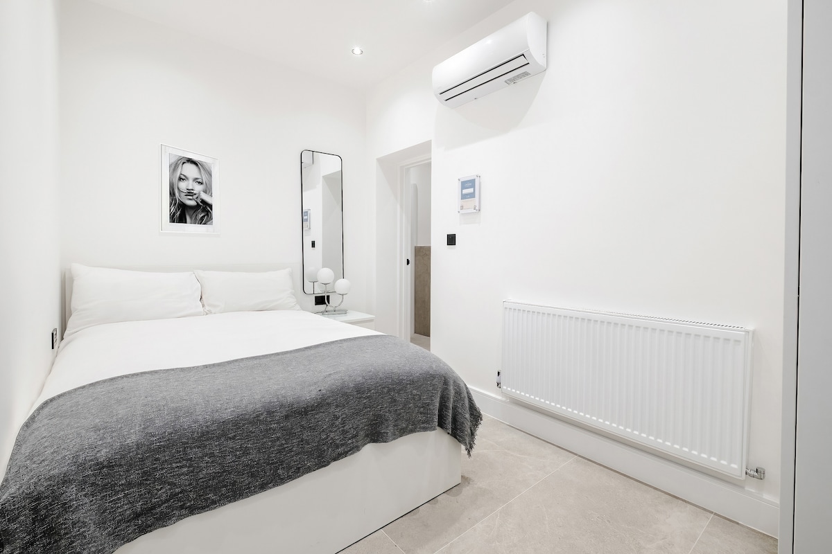 Objavte pokoj v našej krásnej spálni s luxusne pohodlnou posteľou a osviežujúcou klimatizáciou, ktorá vám zabezpečí maximálnu relaxáciu a omladenie.