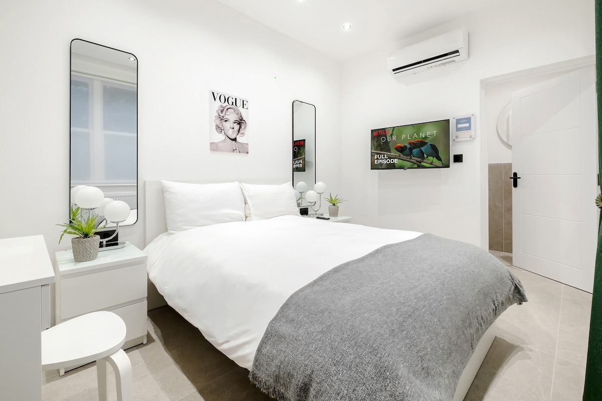 Oddýchnite si v našej pokojnej spálni navrhnutej s ohľadom na vaše pohodlie. Je vybavený plyšovou, pohodlnou posteľou, osviežujúcou klimatizáciou a inteligentným inteligentným televízorom, čo vytvára dokonalé prostredie na oddych a relaxáciu.