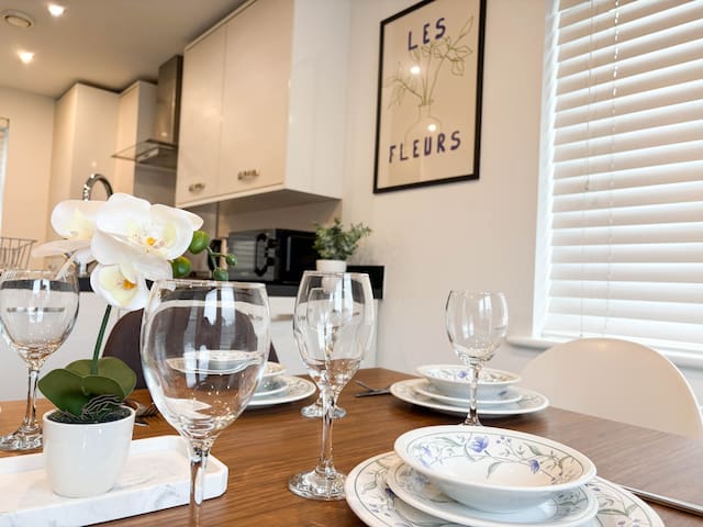 4BR• Free Car Parking • Walk to Etihad/Co-op Live gallery image 3