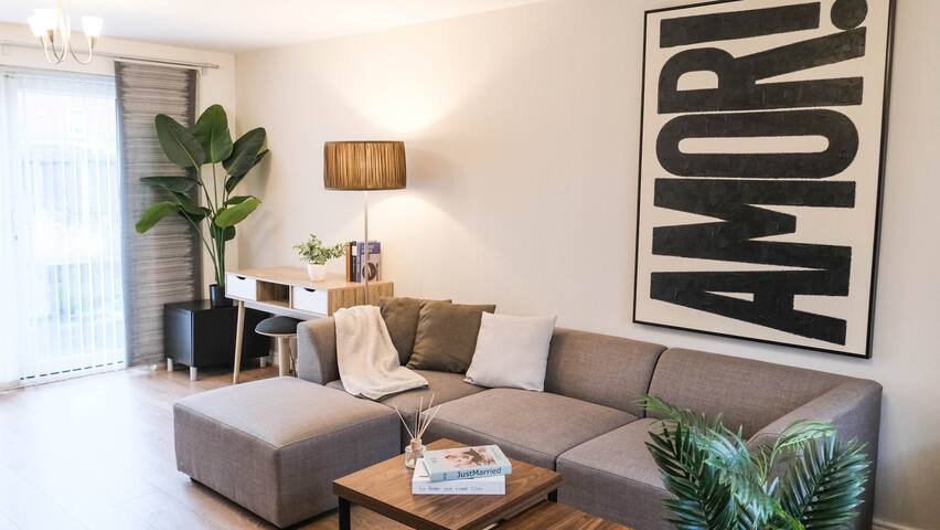 4BR• Free Car Parking • Walk to Etihad/Co-op Live gallery image 2