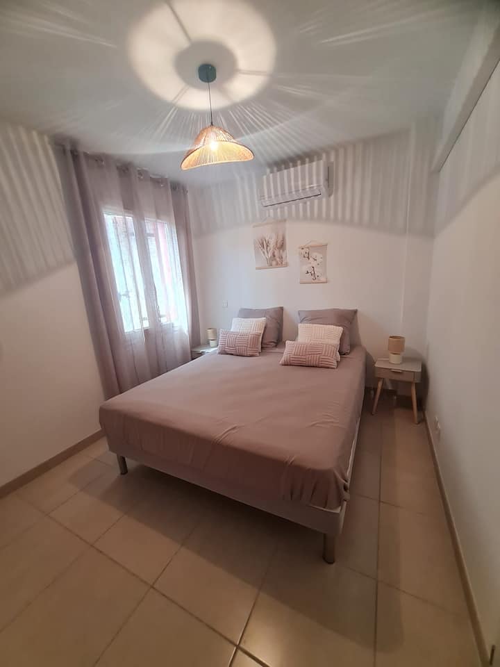 Спална соба, со кревет 160x200
Нова постелнина.
Климатизирана/грејна соба
