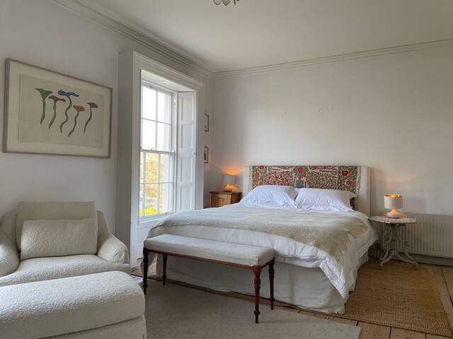 Sunlit Dublin City House gallery image 2