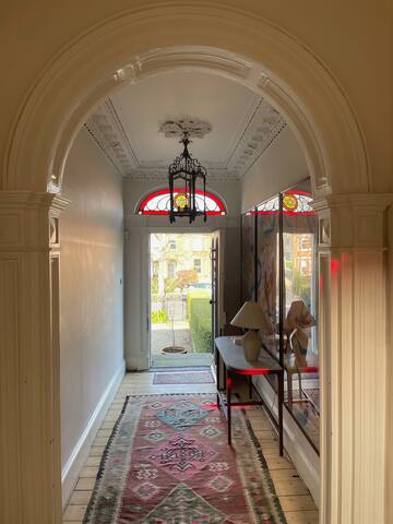 Sunlit Dublin City House gallery image 4