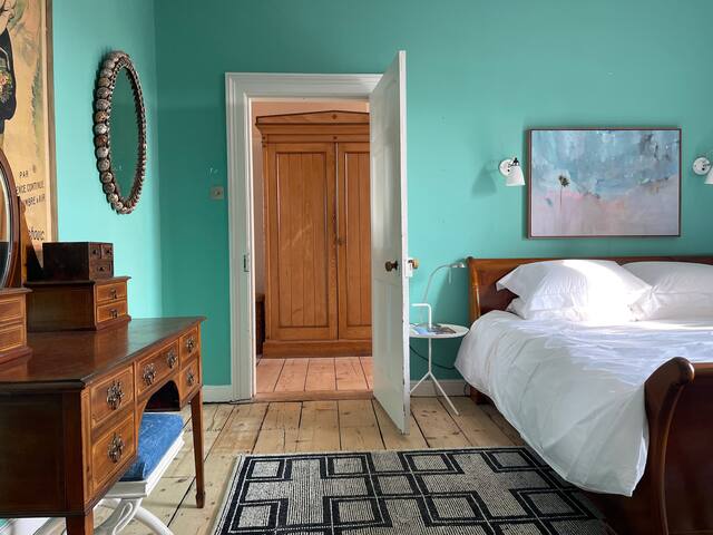 Sunlit Dublin City House gallery image 3