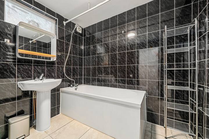 5-Bed Home in Central London | Sleeps 14 | Old St gallery image 4