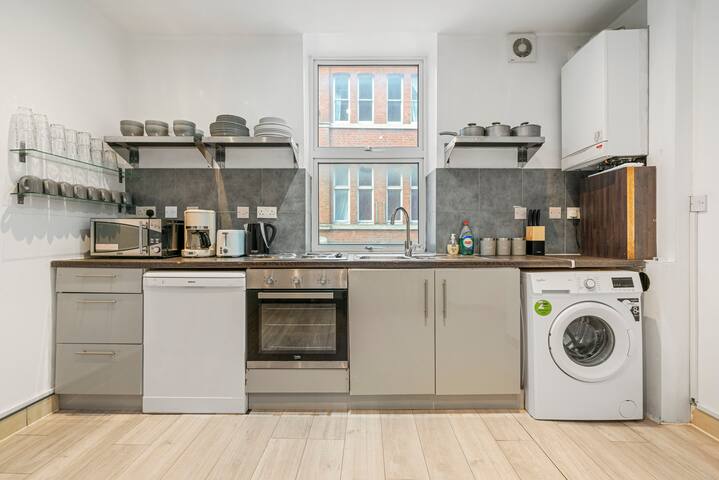 5-Bed Home in Central London | Sleeps 14 | Old St gallery image 3