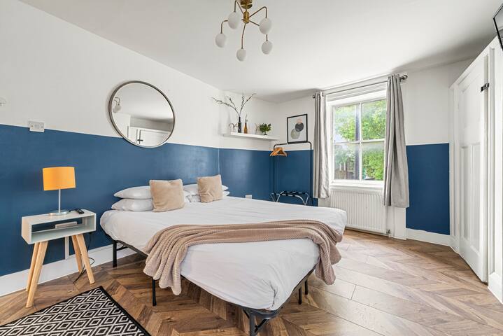 5-Bed Home in Central London | Sleeps 14 | Old St gallery image 5