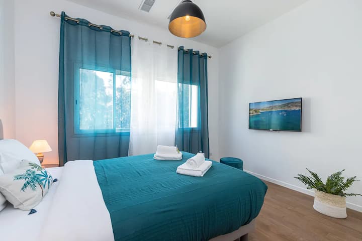 Priestranná a funkčná spálňa. Rovnako ako všetky spálne, má funkčnú kancelársku časť a Wi-Fi pripojenie Star Link. Žiadne obavy o oddych v pokoji a tichu. Všetky izby majú samozrejme vlastné dvere na kľúč. 