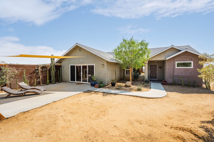 Desert Views + Sauna | 8 Min To Jtnp | Sleeps 8 - Joshua Tree, CA