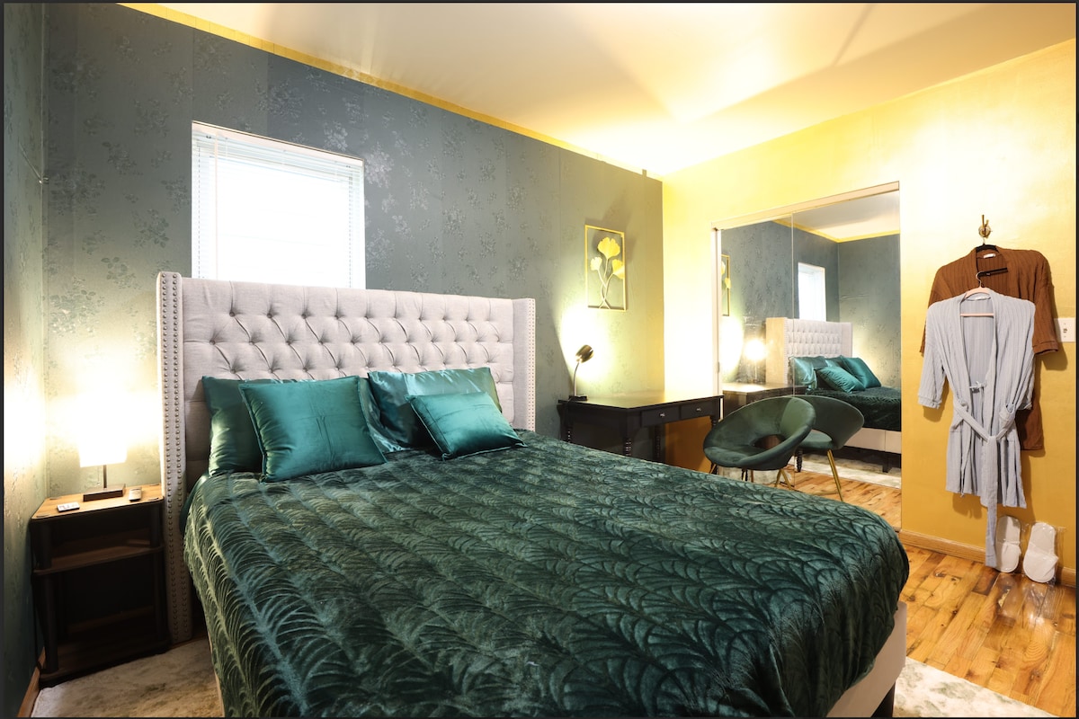 [غرفة النوم رقم 2] سرير بحجم كوين ومساحة عمل وحظيرة لعب للأطفال 