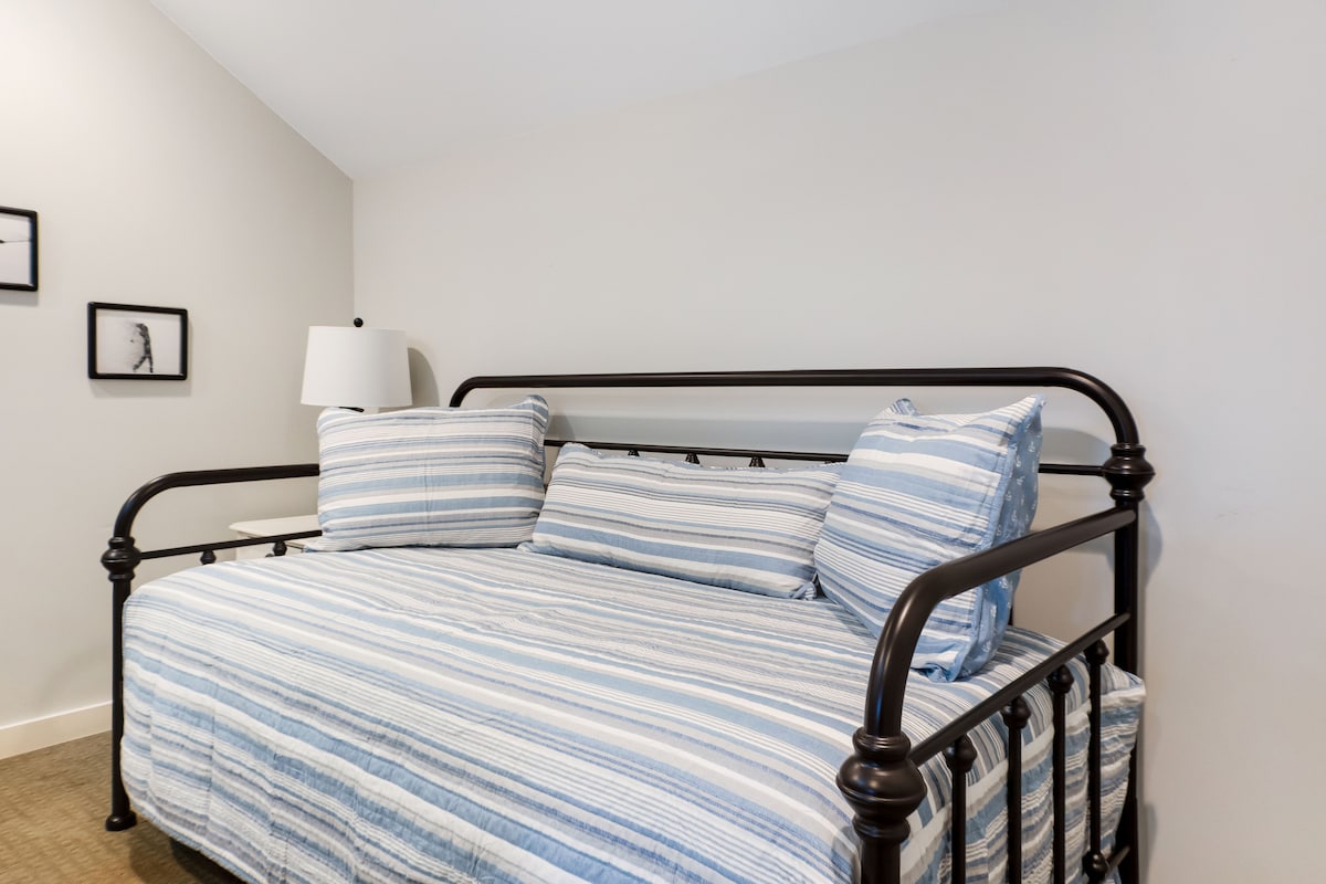 Loft avec lit double et table de nuit.