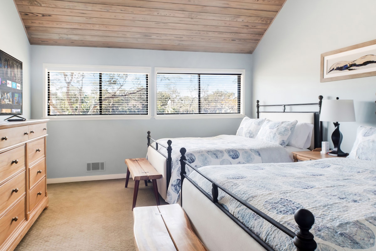 Chambre à l'étage avec deux lits queen size, télévision intelligente Roku 45 pouces et dressing