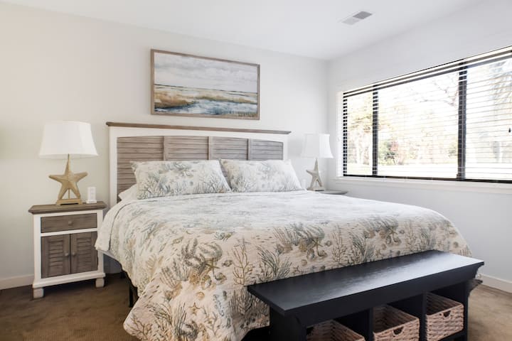 Dhomë gjumi me krevat dopio "King" dhe televizor inteligjent 50 inç dhe tavolinë pune.