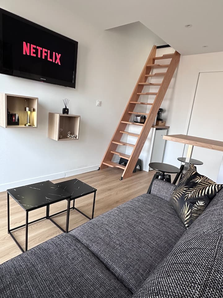 Divano letto 3 posti Poltronesofà,
TV da 40 pollici con chiave TV Amazon e accesso Netflix.
