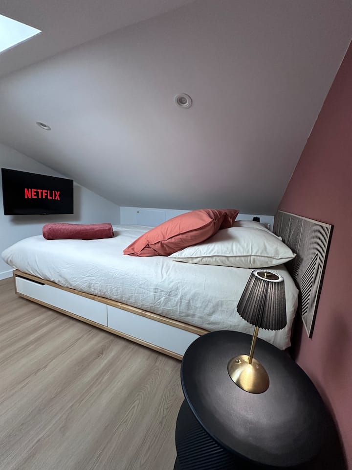 Letto 140x200 con materasso comfort,
TV Led 32 pollici con chiave TV Amazon e accesso Netflix.