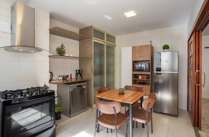 Spacious home with views of Christ the Redeemer. gallery image 4