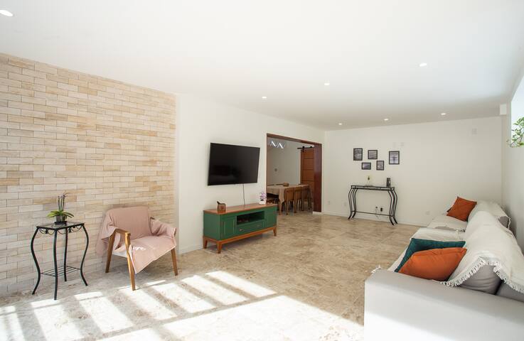 Spacious home with views of Christ the Redeemer. gallery image 2