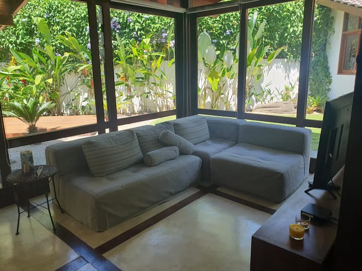 TV-Raum mit Zugang zu Claro TV und Apps. Sofa mit 6 Sitzgelegenheiten.