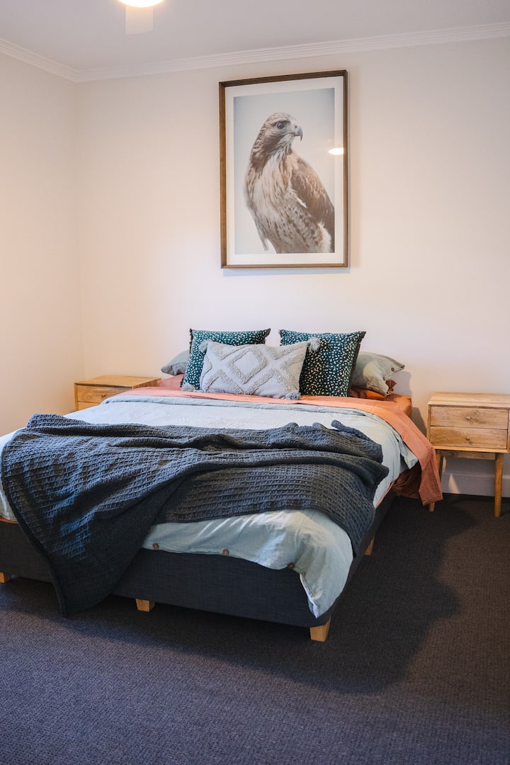 Acogedor dormitorio con persianas exteriores que proporcionan un bloqueo total, que se puede cerrar fácilmente desde el interior para una noche de sueño reparador, junto con una mayor seguridad.