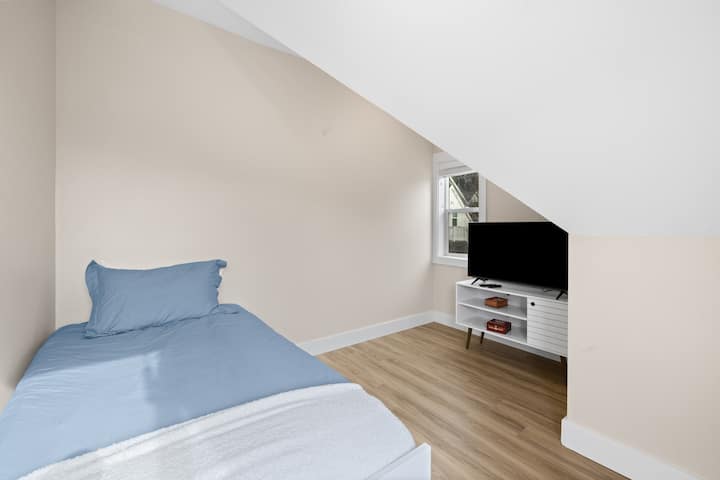 La cama individual se saca para convertirse en cama tamaño king. Hay streaming y wifi disponibles en la unidad de dormitorio independiente.