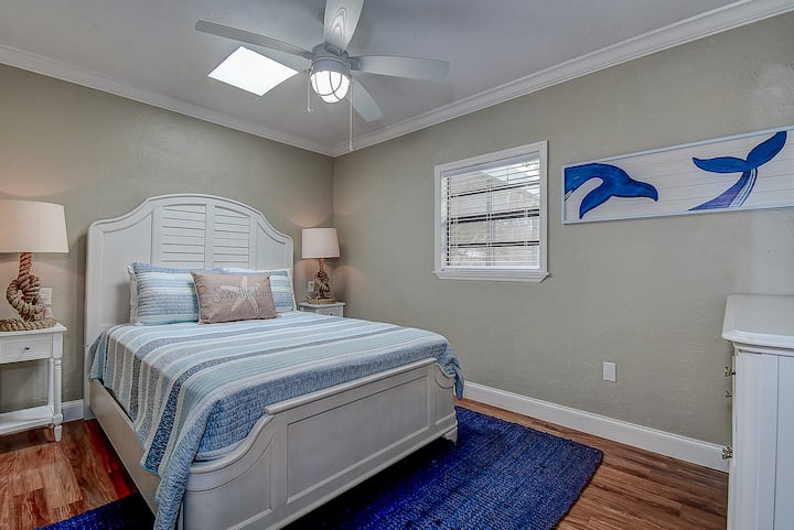 ¡Descansa, relájate y recarga energías!  Este acogedor dormitorio está diseñado para la máxima comodidad, con una cama lujosa, una iluminación suave y un ambiente sereno. Tu escapada perfecta te espera #DreamyNights