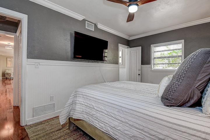 ¡Despierta renovada en este acogedor espacio! La luz natural, los colores relajantes y una cama cómoda hacen de este dormitorio el lugar perfecto para comenzar y terminar el día #SereneEscape