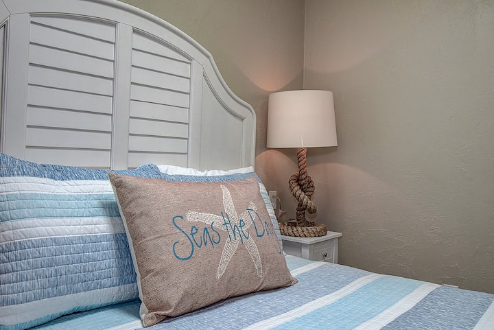  واحةك الشخصية في انتظارك! توفر البياضات الناعمة والإضاءة الدافئة والأجواء الهادئة ملاذًا للاسترخاء. استعد للراحة والانتعاش والشعور وكأنك في بيتك #CozyComfort