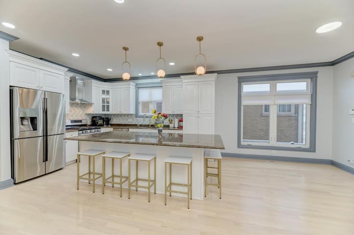 Birthday?Anniversary?Showers?3500 sq ft, sleeps 16 gallery image 4