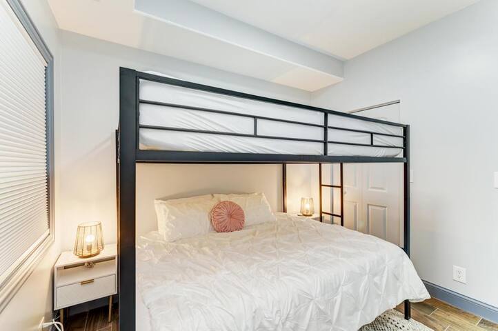 Birthday?Anniversary?Showers?3500 sq ft, sleeps 16 gallery image 5