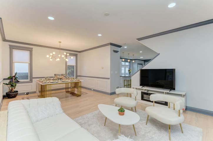 Birthday?Anniversary?Showers?3500 sq ft, sleeps 16 gallery image 3