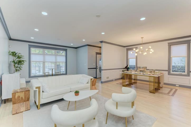 Birthday?Anniversary?Showers?3500 sq ft, sleeps 16