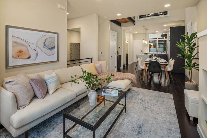 Stunning Beach+Mtn Views! Rooftop•Full AC•King Bed gallery image 2