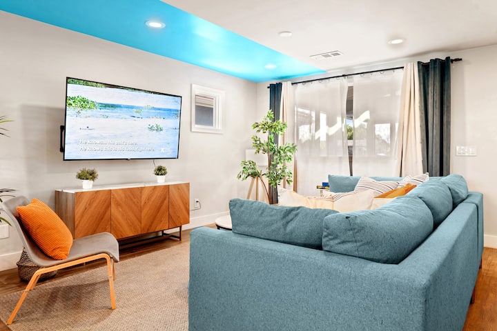 Opustite se u ovom živahnom prostoru za boravak s mekanim sjedećim garniturom, modernim uređenjem i obiljem prirodnog svjetla.