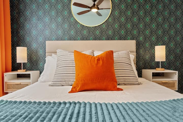 Spavajte mirno u ovom elegantnom smještaju s mekanim teksturama, živahnim detaljima i ugodnim ambijentom.