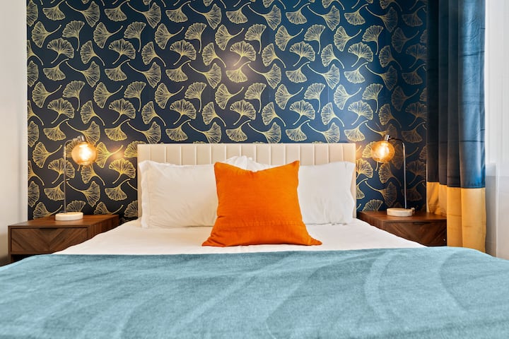 Uživajte u udobnosti bračnog kreveta s madracem od memorijske pjene. Primijetite kako moderni elementi dizajna lijepo nadopunjuju vintage glamur prostorije.