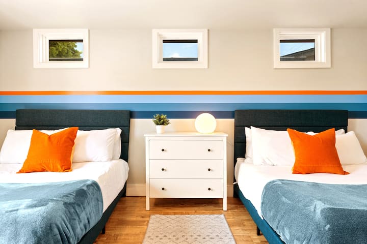 Udobni bračni kreveti s madracima od memorijske pjene osiguravaju miran san.