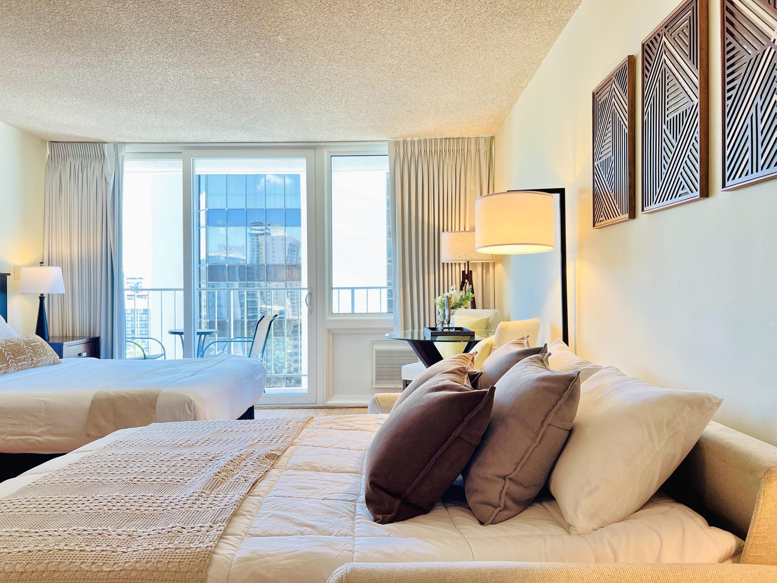 Tropical Escape in Waikiki with Free Parking - Image 36