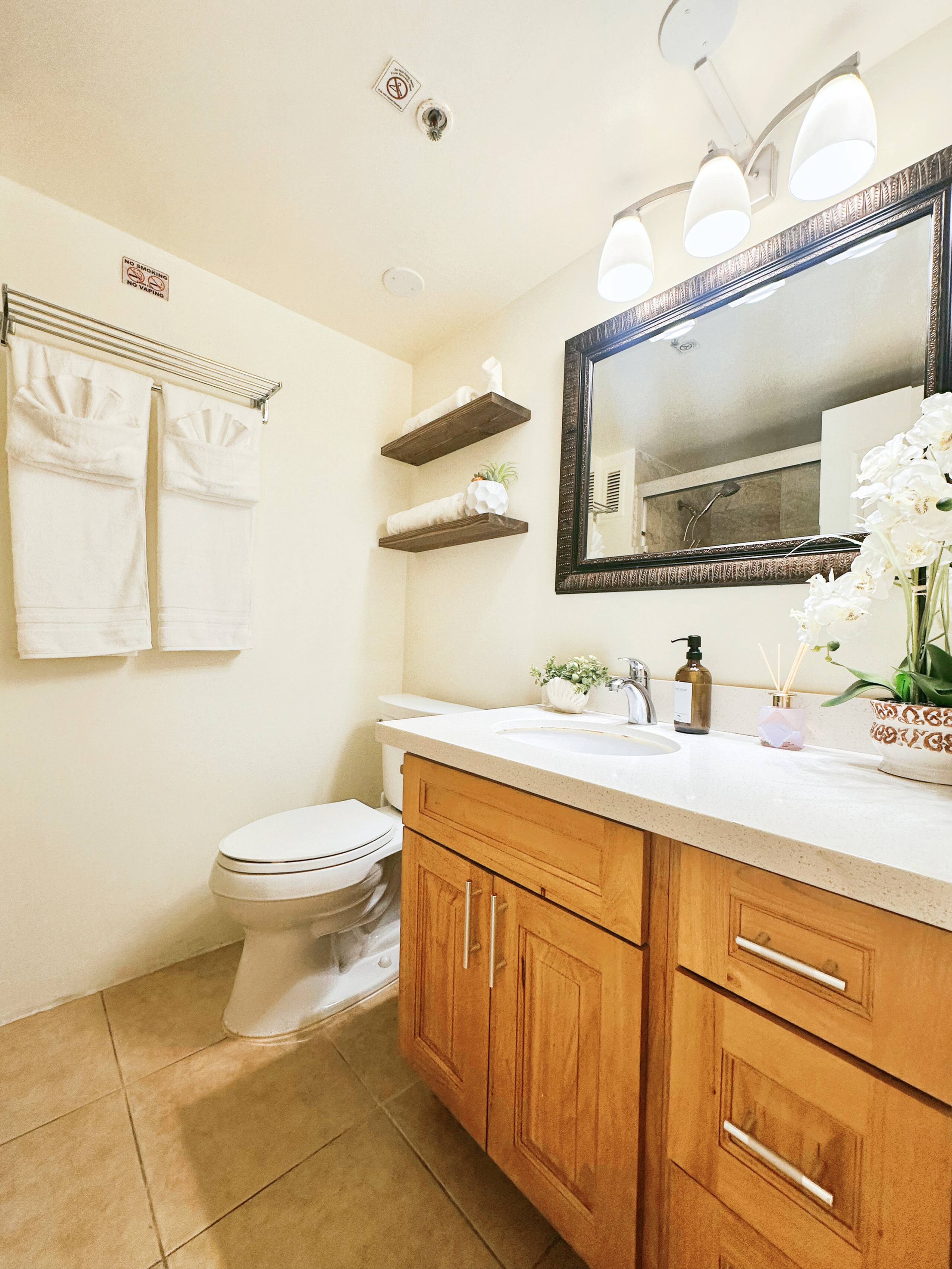 Tropical Escape in Waikiki with Free Parking - Image 10