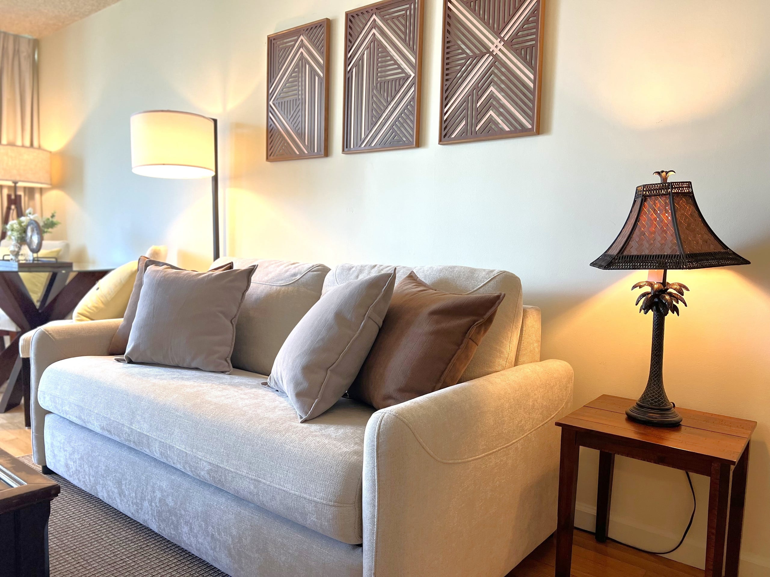 Tropical Escape in Waikiki with Free Parking - Image 31