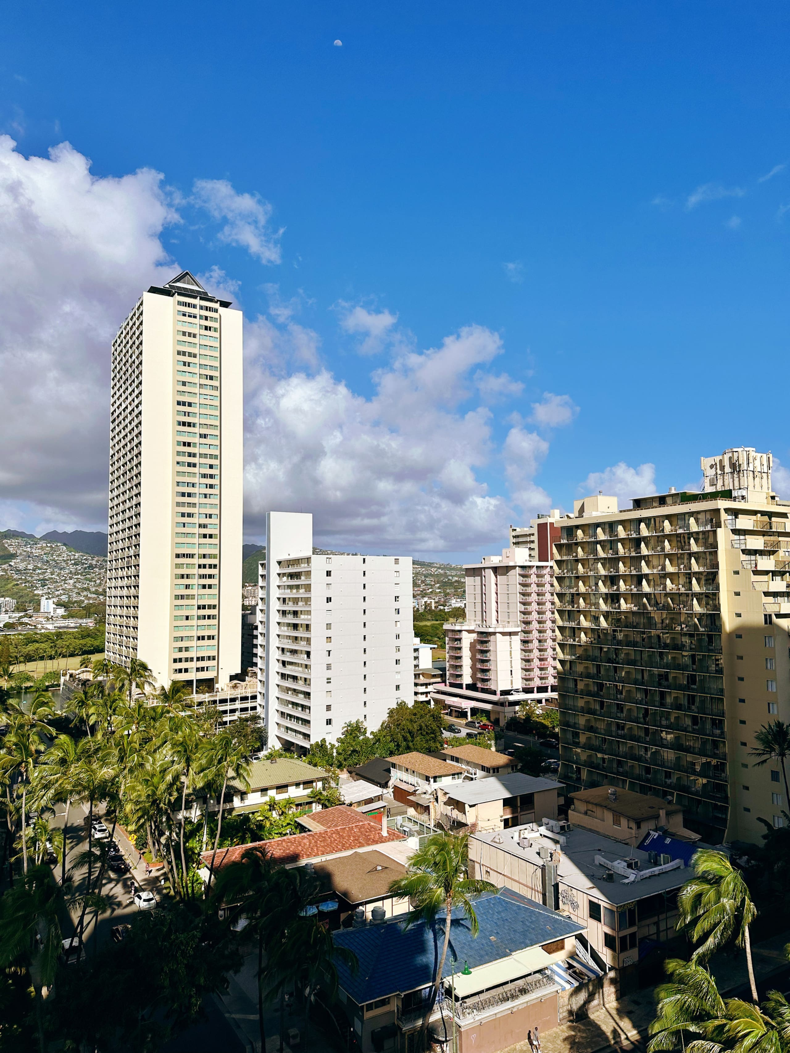 Tropical Escape in Waikiki with Free Parking - Image 16