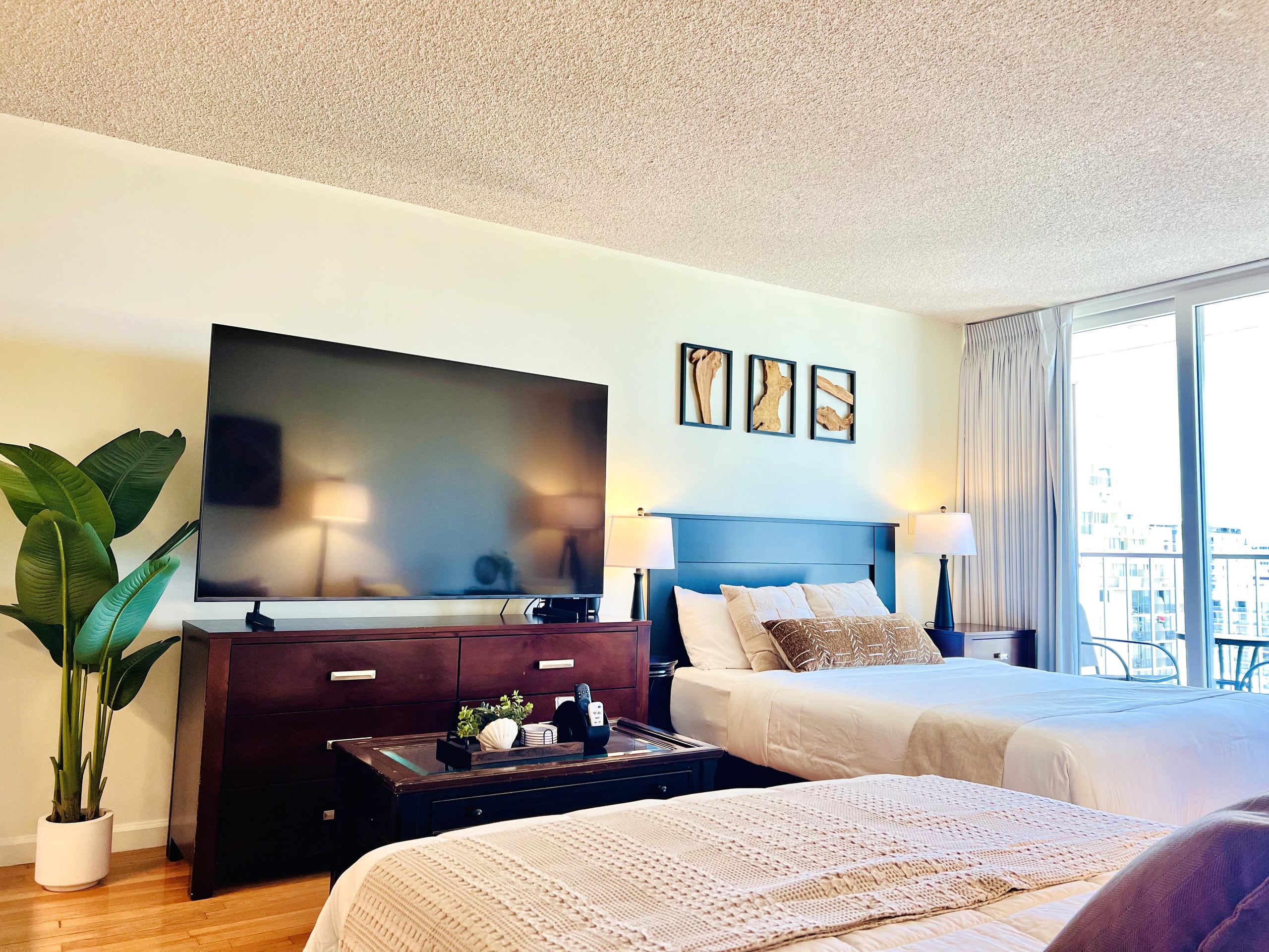 Tropical Escape in Waikiki with Free Parking - Image 46