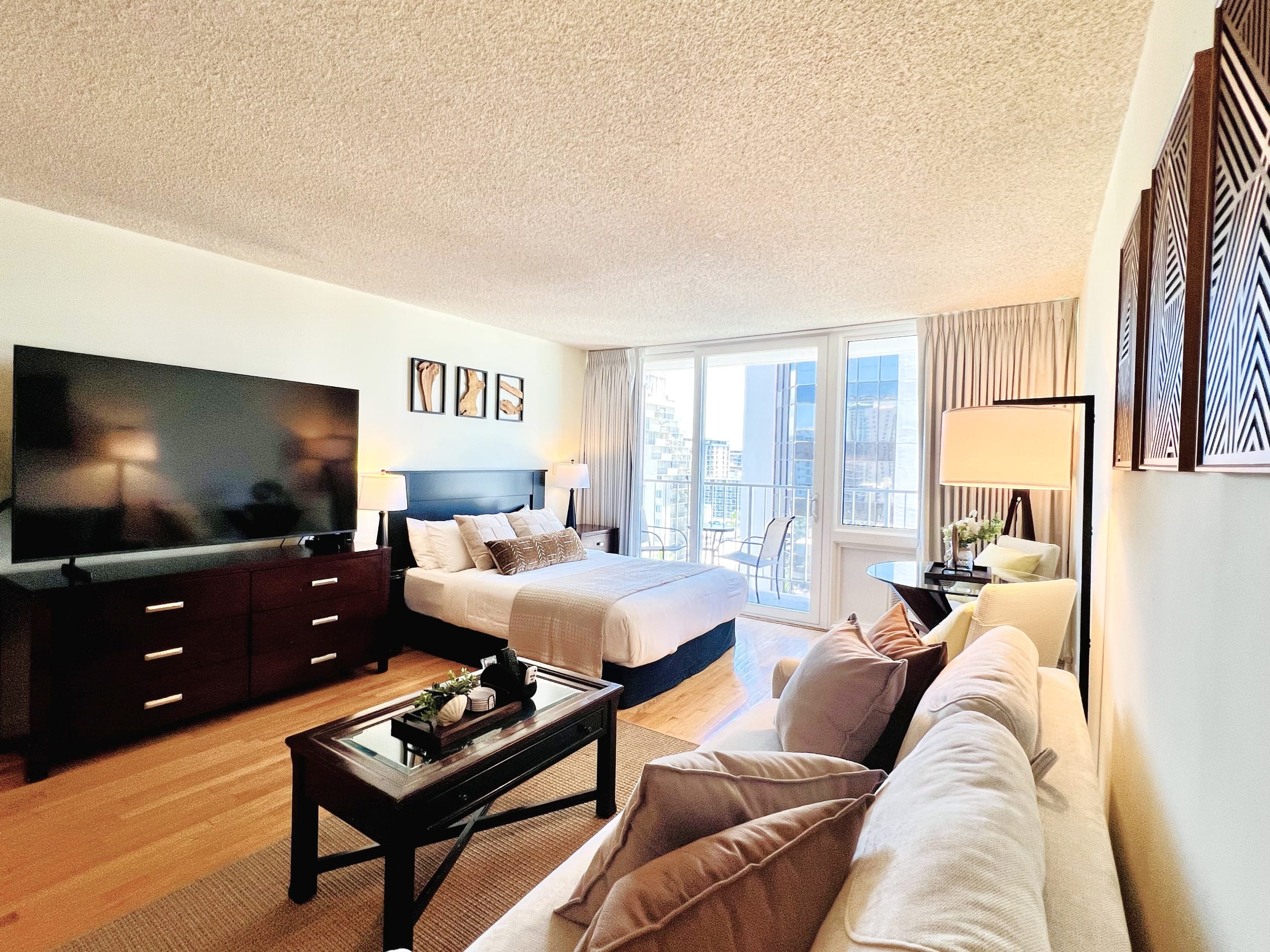 Tropical Escape in Waikiki with Free Parking - Image 35
