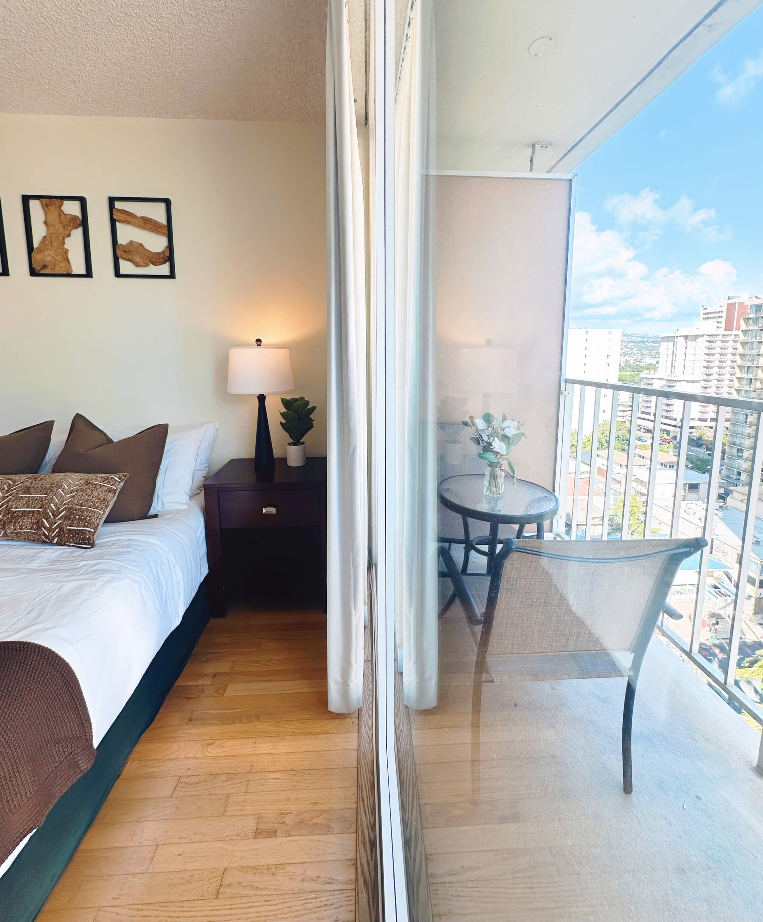 Tropical Escape in Waikiki with Free Parking - Image 21