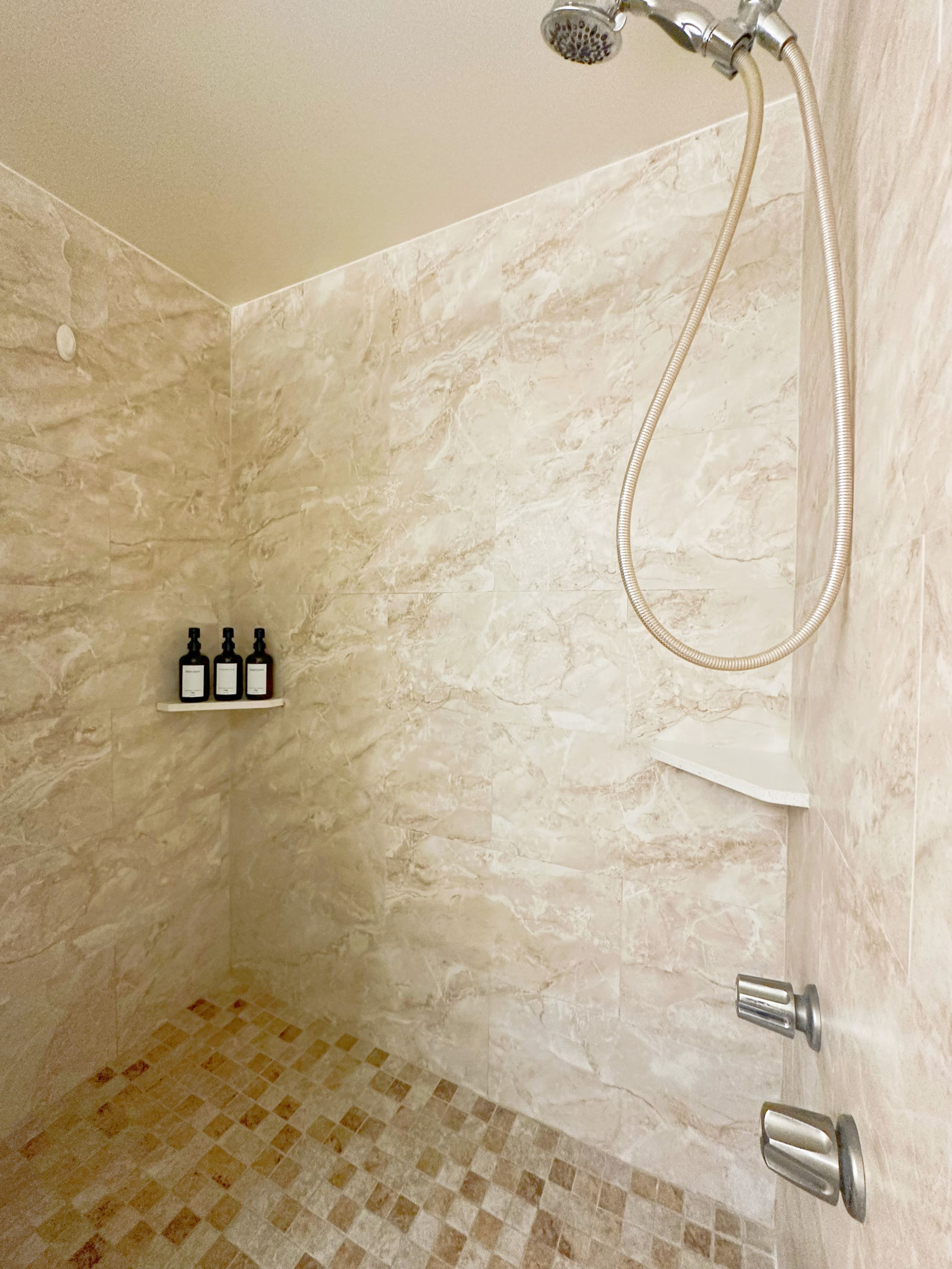 Tropical Escape in Waikiki with Free Parking - Image 12