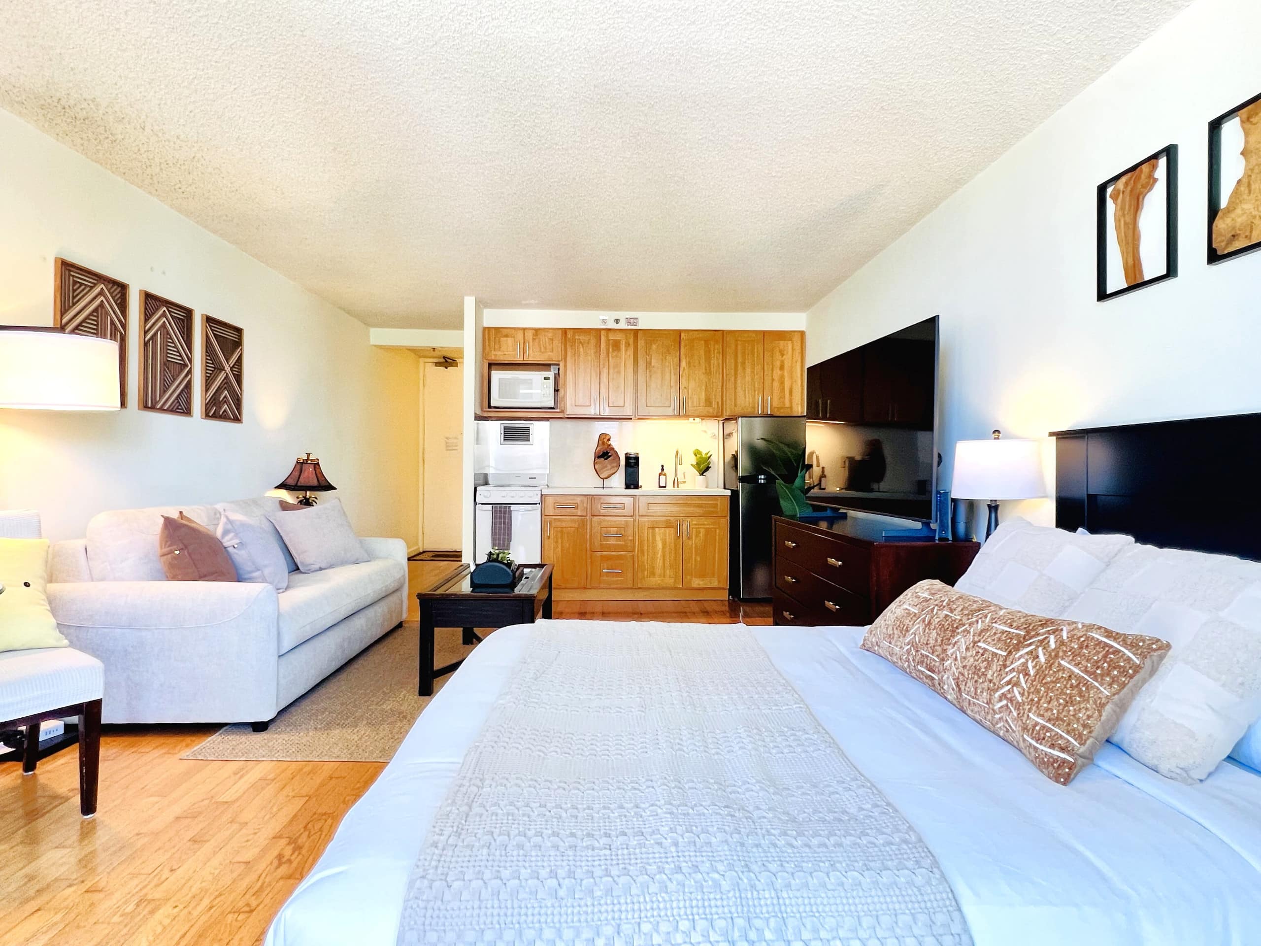 Tropical Escape in Waikiki with Free Parking - Image 42