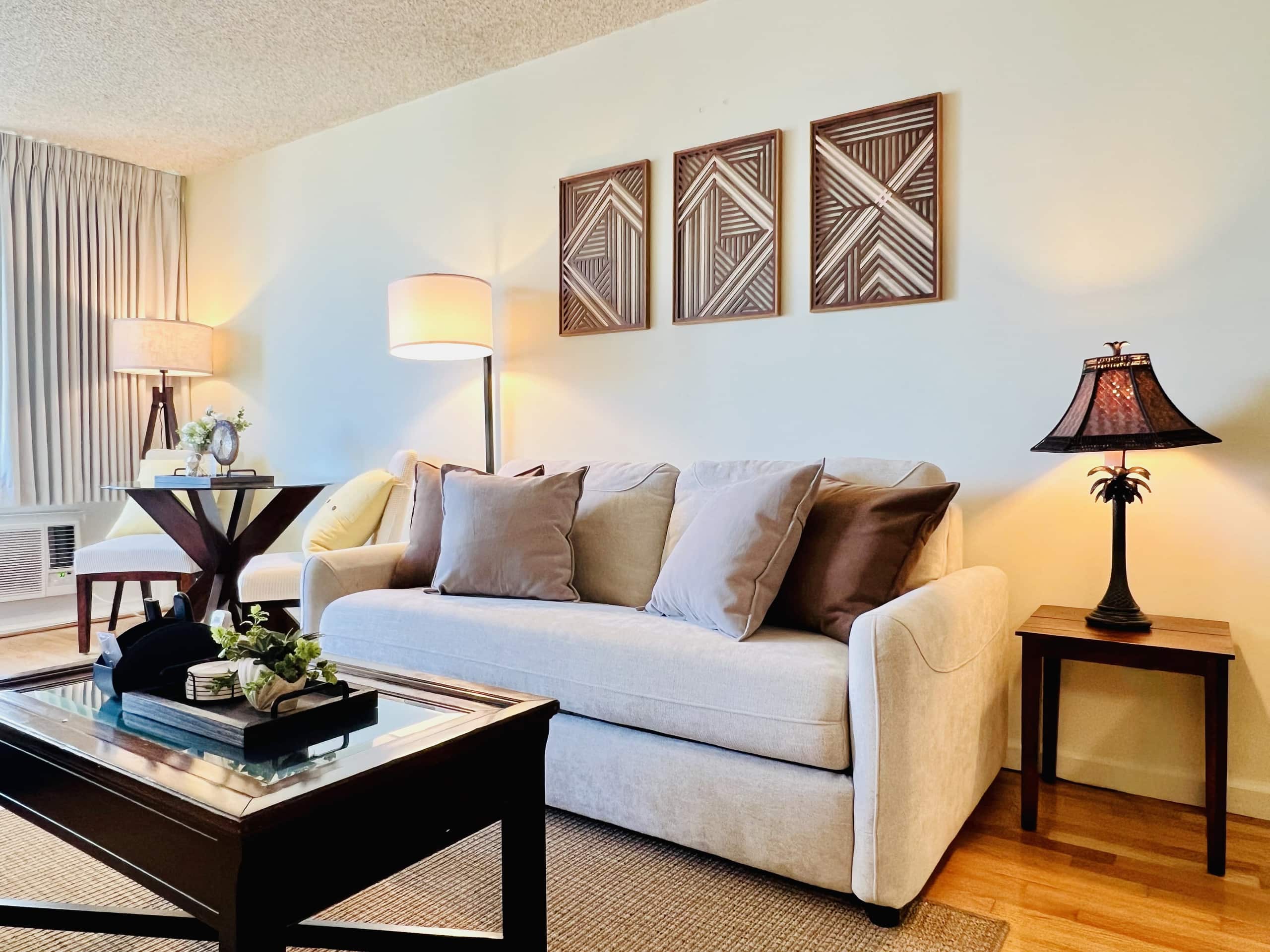 Tropical Escape in Waikiki with Free Parking - Image 1