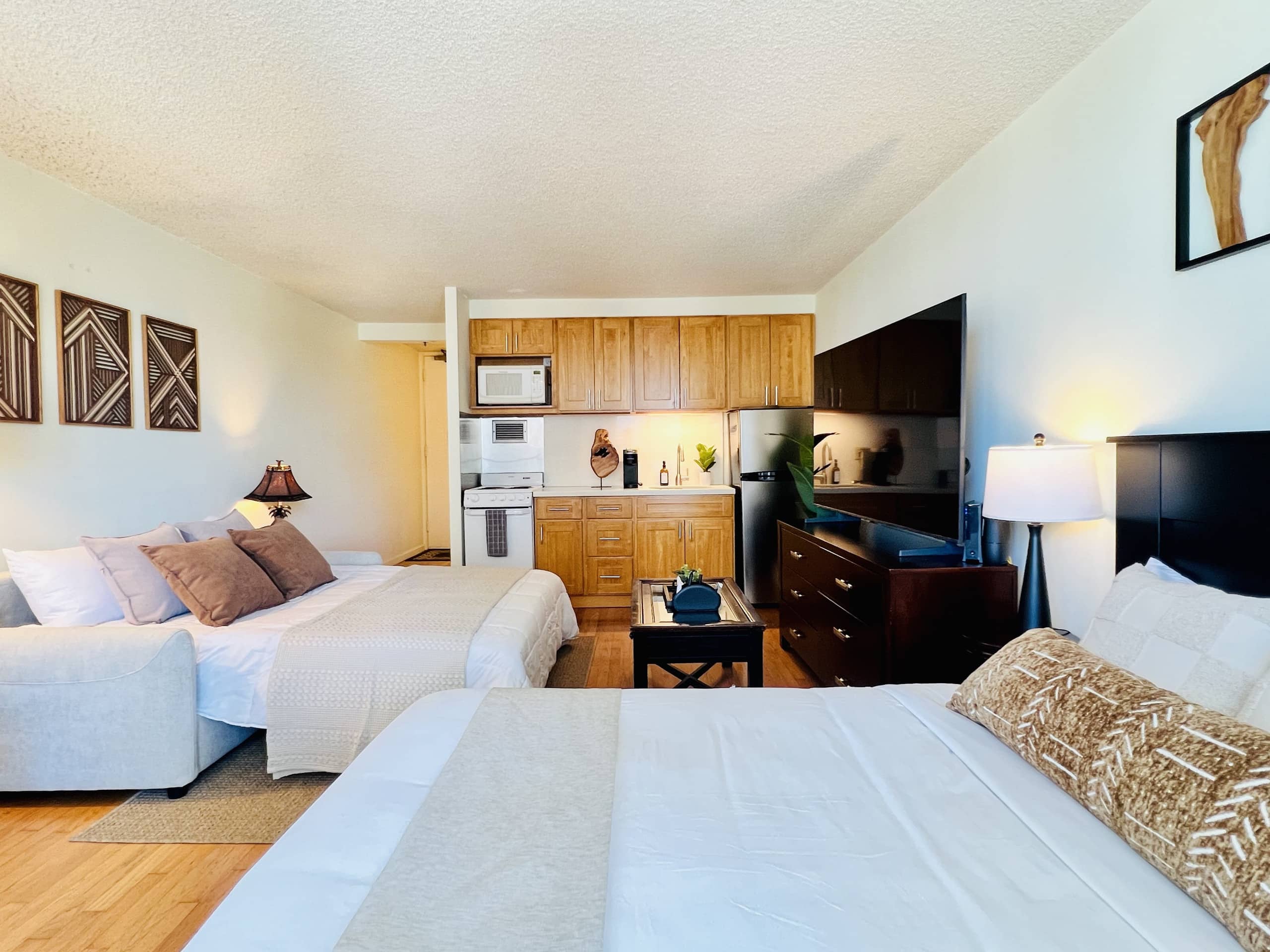 Tropical Escape in Waikiki with Free Parking - Image 37
