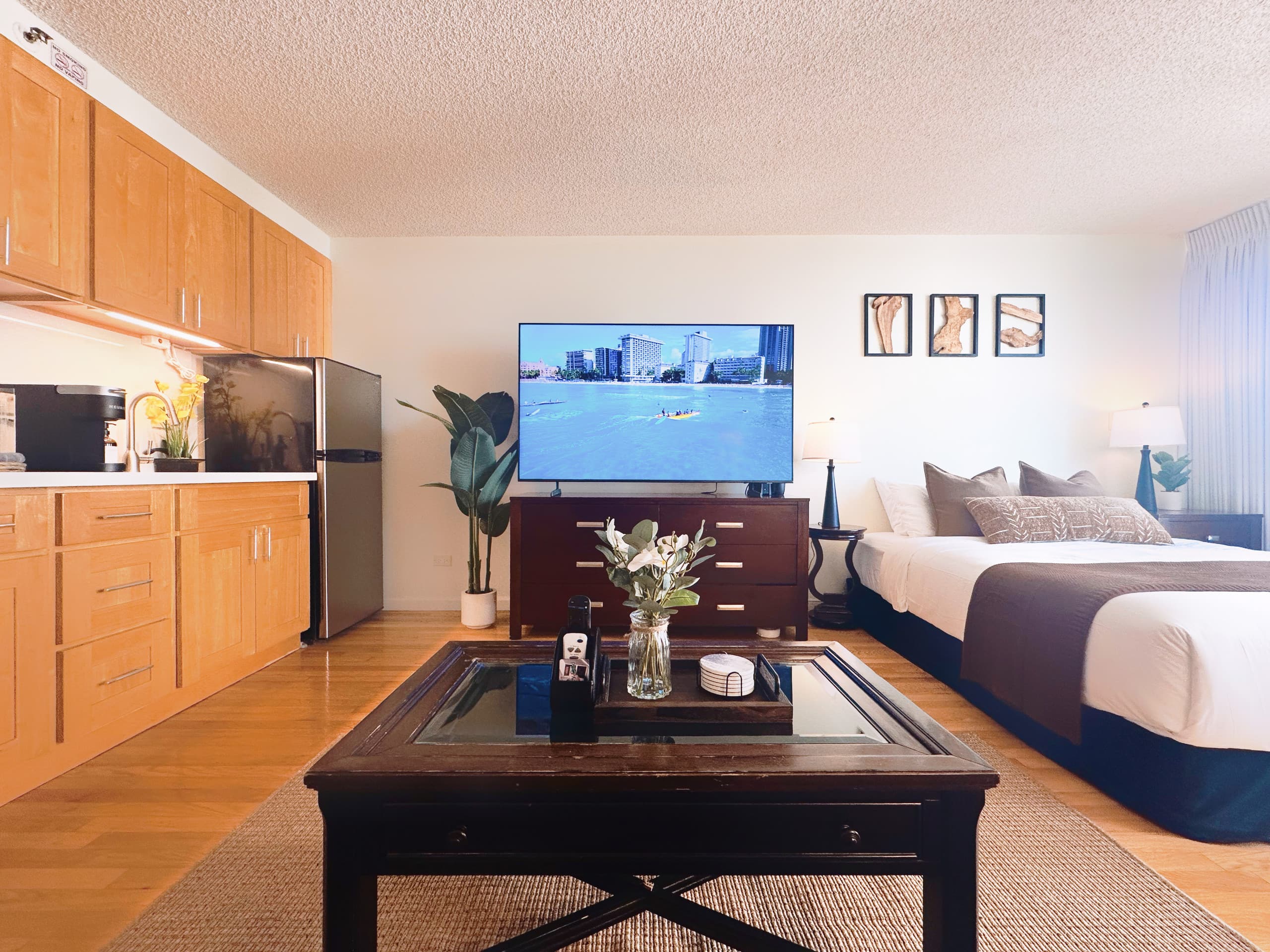 Tropical Escape in Waikiki with Free Parking - Image 39