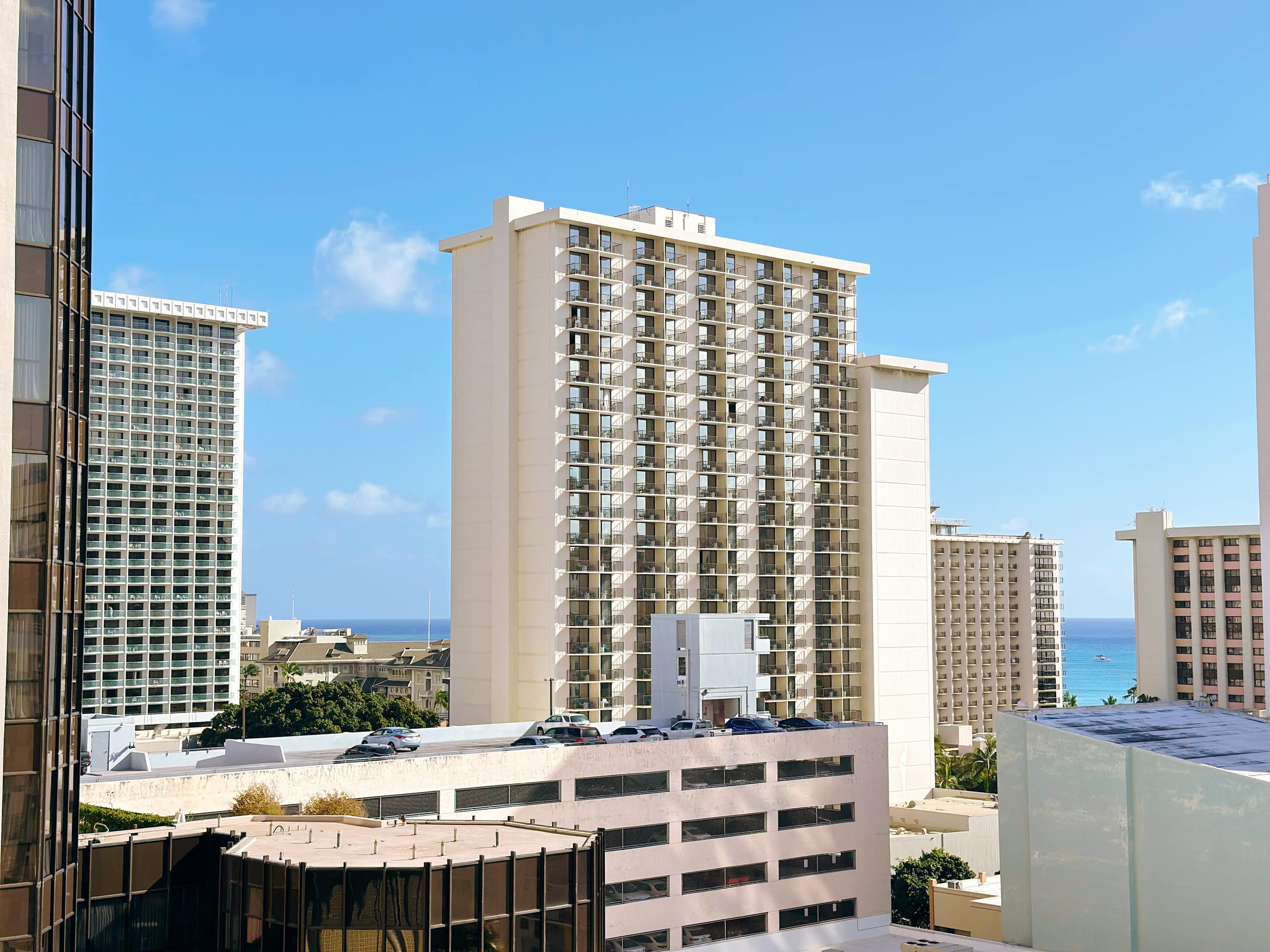 Tropical Escape in Waikiki with Free Parking - Image 15