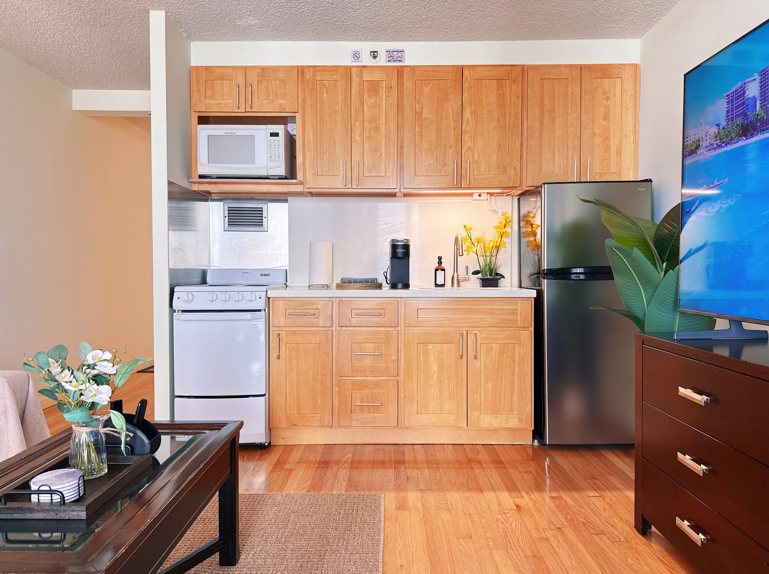 Tropical Escape in Waikiki with Free Parking - Image 4
